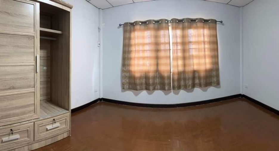 Casa adosada en alquiler de 3 habitaciones en Lat Phrao, Bangkok