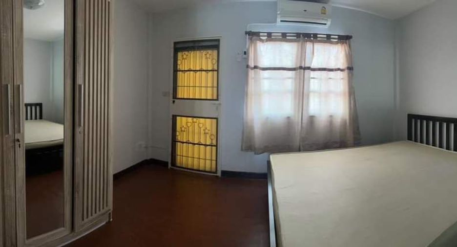Casa adosada en alquiler de 3 habitaciones en Lat Phrao, Bangkok