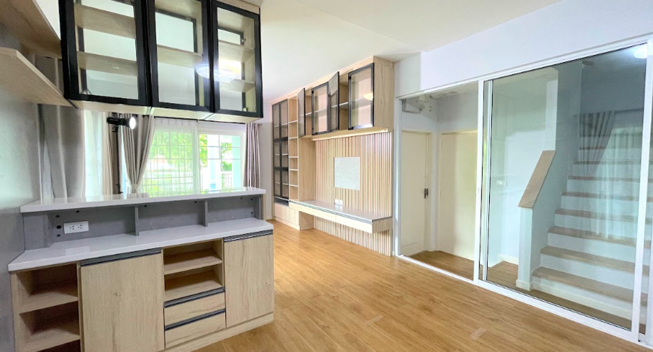 Casa en venta de 3 habitaciones en Phra Samut Chedi, Samut Prakan