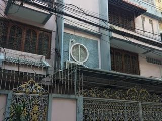 Casa adosada en alquiler de 5 habitaciones en Khlong Toei, Bangkok