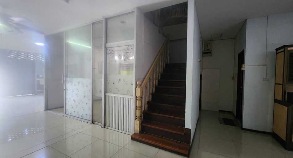 For sale 5 bedrooms townhouse in Bang Kapi, Bangkok
