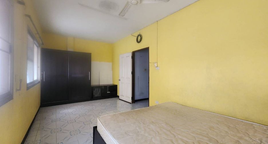 For sale 5 bedrooms townhouse in Bang Kapi, Bangkok