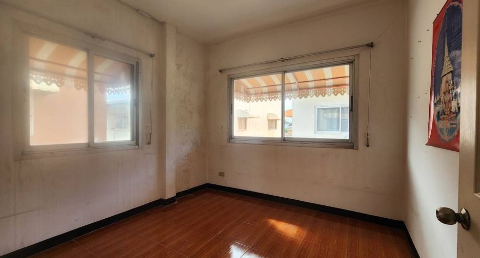 For sale 5 bedrooms townhouse in Bang Kapi, Bangkok