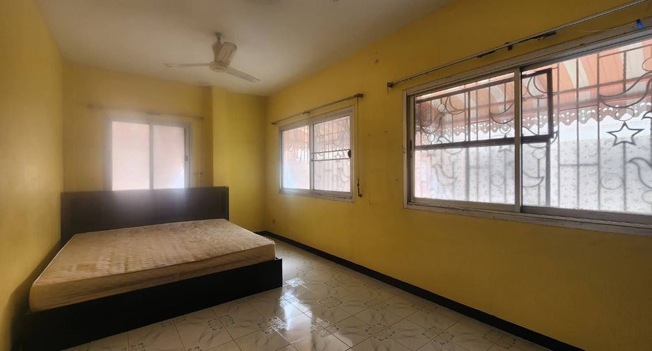 For sale 5 bedrooms townhouse in Bang Kapi, Bangkok