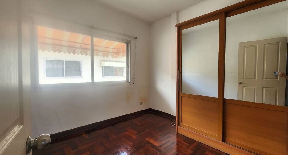 For sale 5 bedrooms townhouse in Bang Kapi, Bangkok