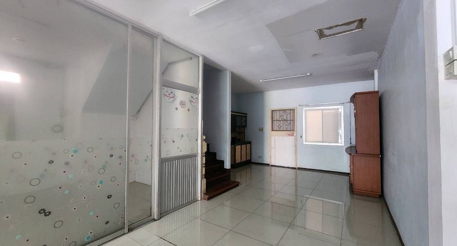 For sale 5 bedrooms townhouse in Bang Kapi, Bangkok