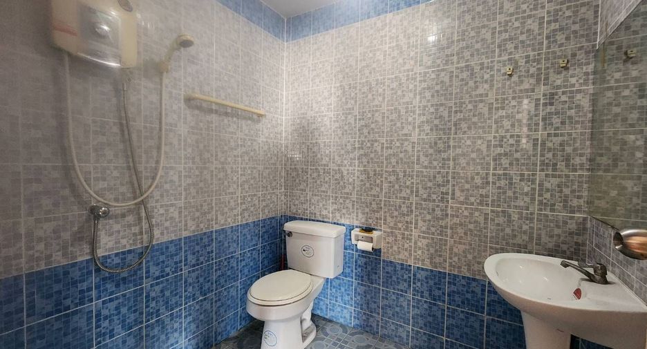 For sale 5 bedrooms townhouse in Bang Kapi, Bangkok