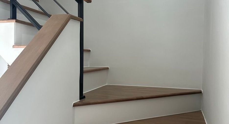 For rent 3 bedrooms townhouse in Bang Phli, Samut Prakan