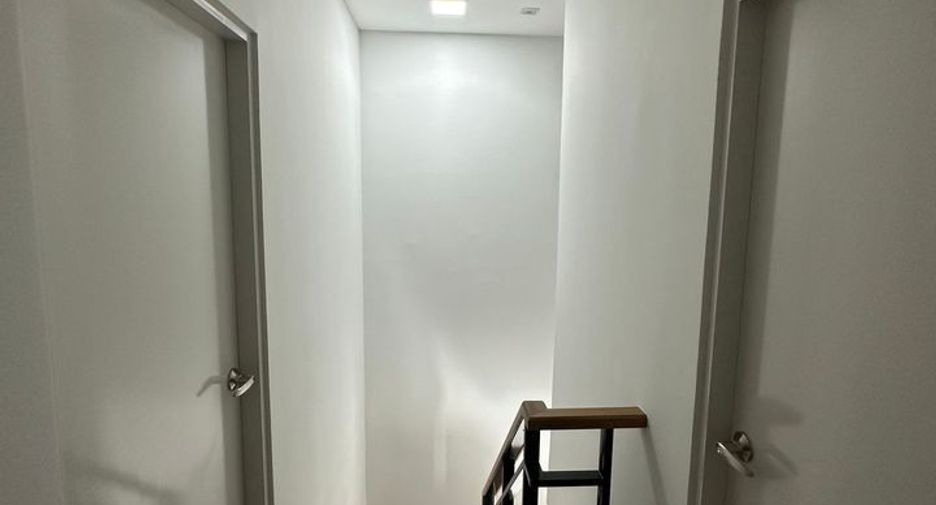 For rent 3 bedrooms townhouse in Bang Phli, Samut Prakan