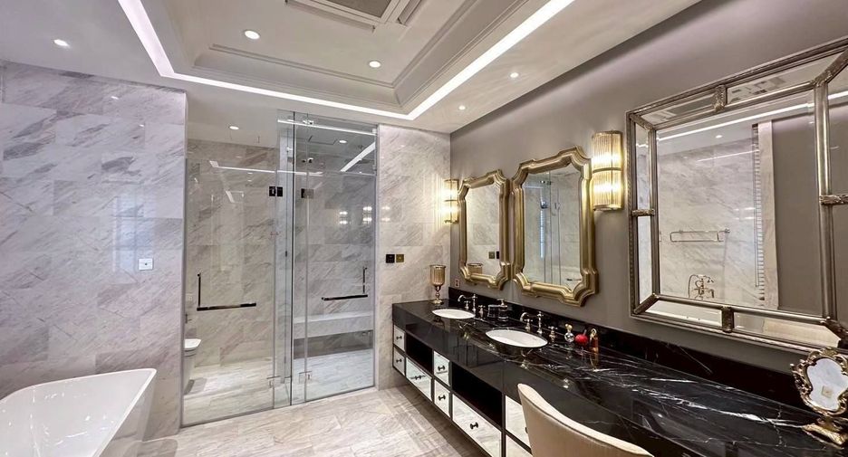 For sale 4 bedrooms house in Watthana, Bangkok
