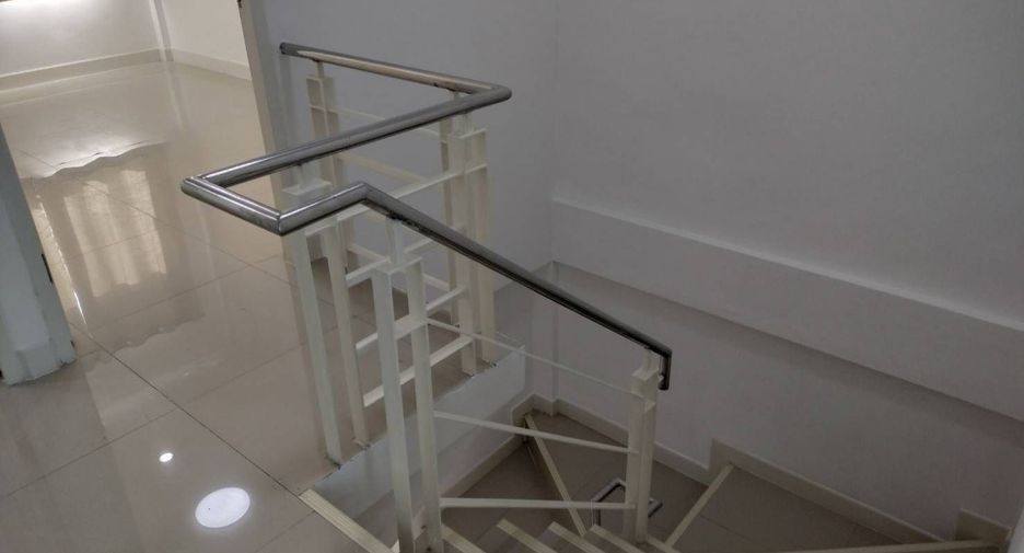 For rent 3 bedrooms townhouse in Khlong Sam Wa, Bangkok
