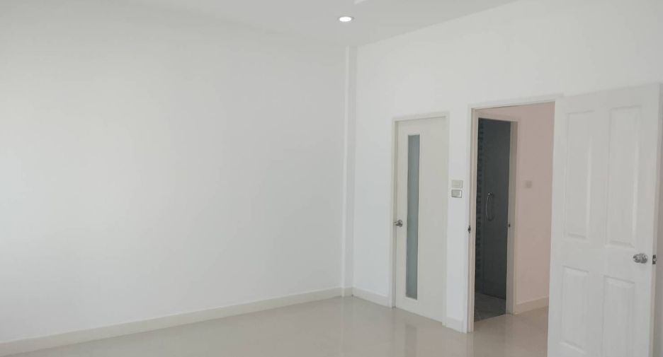 For rent 3 bedrooms townhouse in Khlong Sam Wa, Bangkok