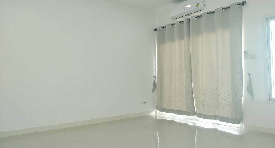 For rent 3 bedrooms townhouse in Khlong Sam Wa, Bangkok