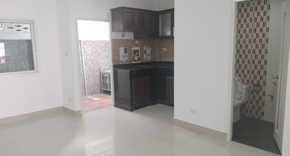 For rent 3 bedrooms townhouse in Khlong Sam Wa, Bangkok