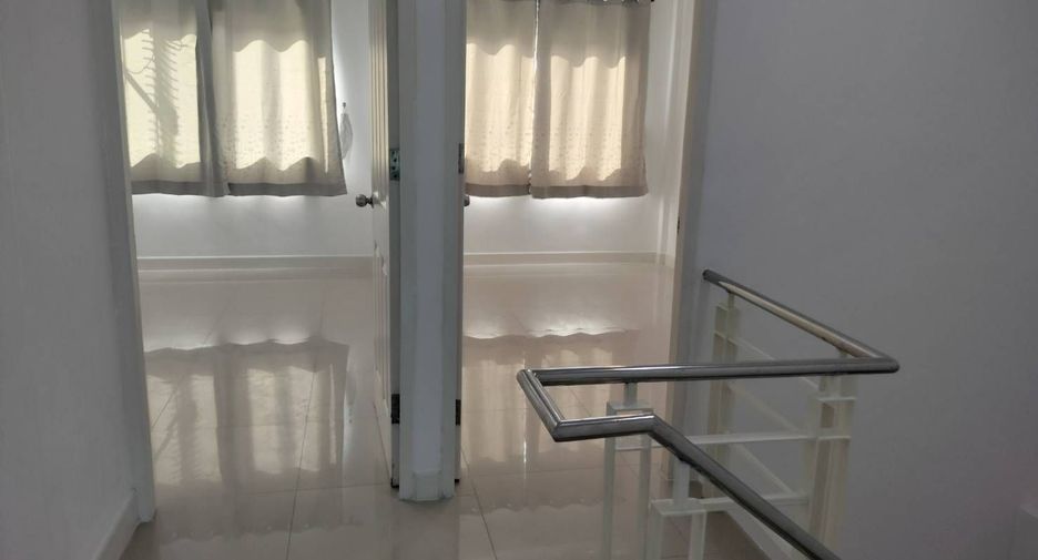 For rent 3 bedrooms townhouse in Khlong Sam Wa, Bangkok