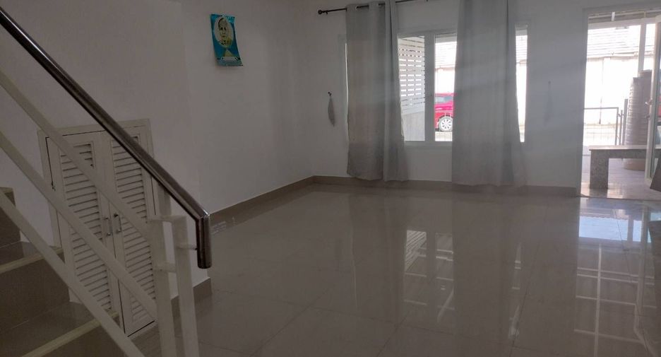 For rent 3 bedrooms townhouse in Khlong Sam Wa, Bangkok