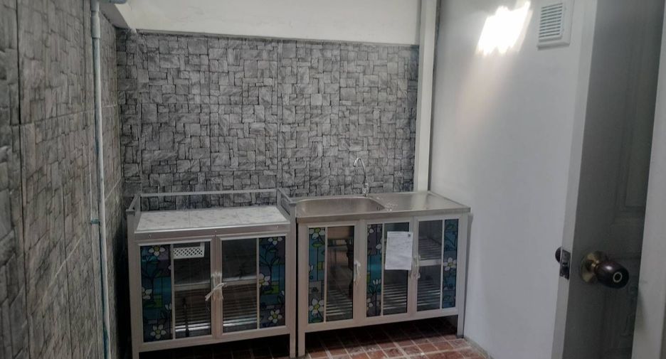 For rent 3 bedrooms townhouse in Khlong Sam Wa, Bangkok