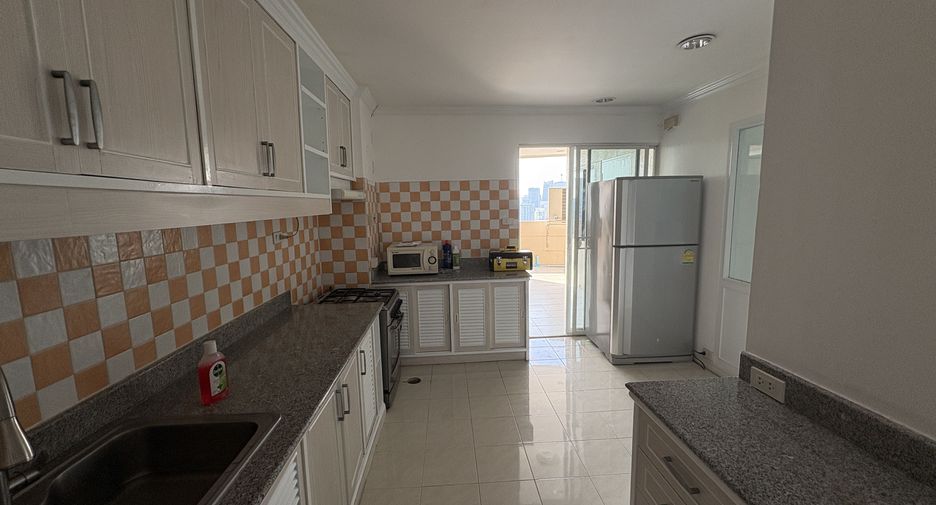 Condo en alquiler de 3 habitaciones en Watthana, Bangkok