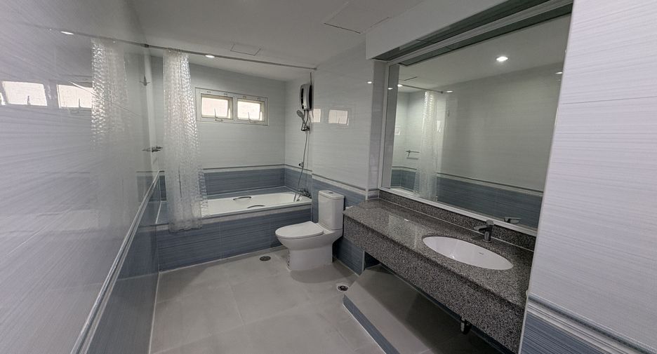 For rent 3 bedrooms condo in Watthana, Bangkok