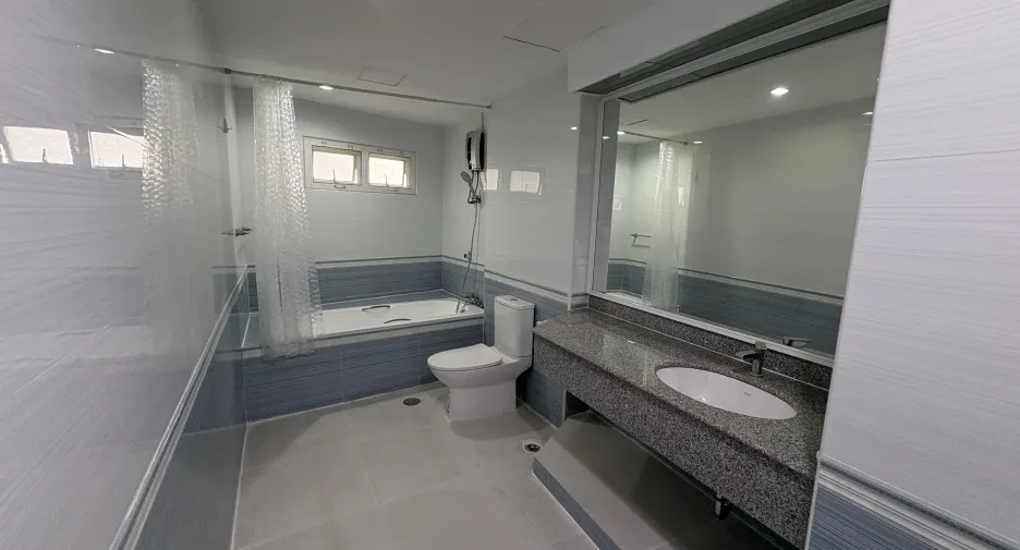 Condo en alquiler de 3 habitaciones en Watthana, Bangkok