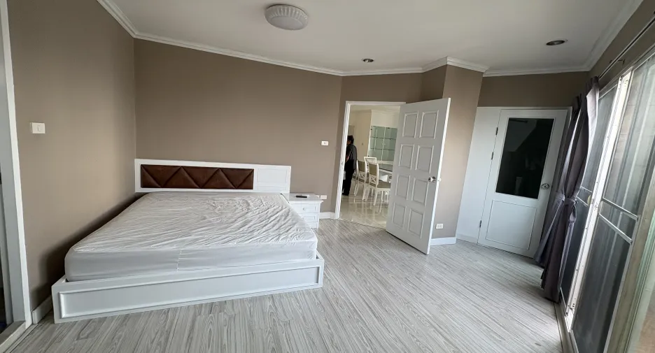 Condo en alquiler de 3 habitaciones en Watthana, Bangkok
