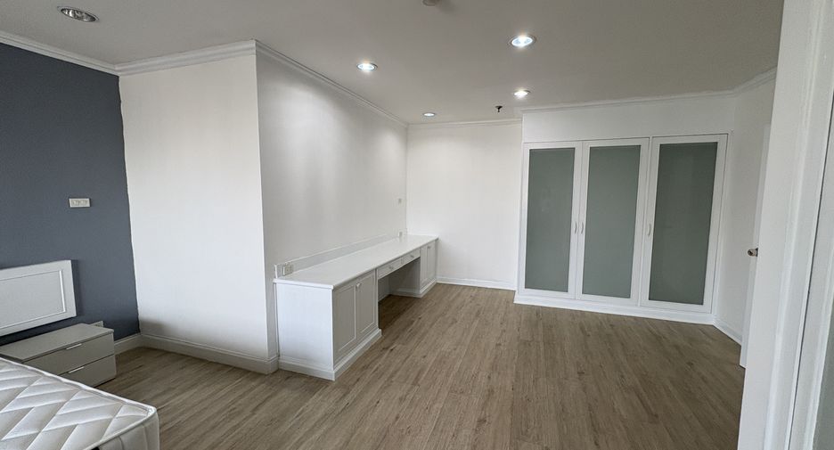 Condo en alquiler de 3 habitaciones en Watthana, Bangkok