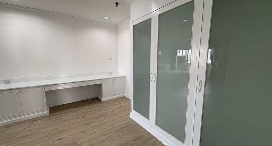 Condo en alquiler de 3 habitaciones en Watthana, Bangkok