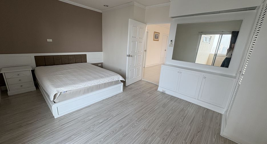 Condo en alquiler de 3 habitaciones en Watthana, Bangkok