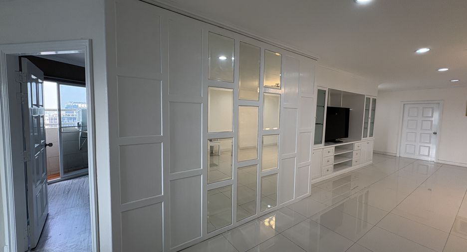 Condo en alquiler de 3 habitaciones en Watthana, Bangkok