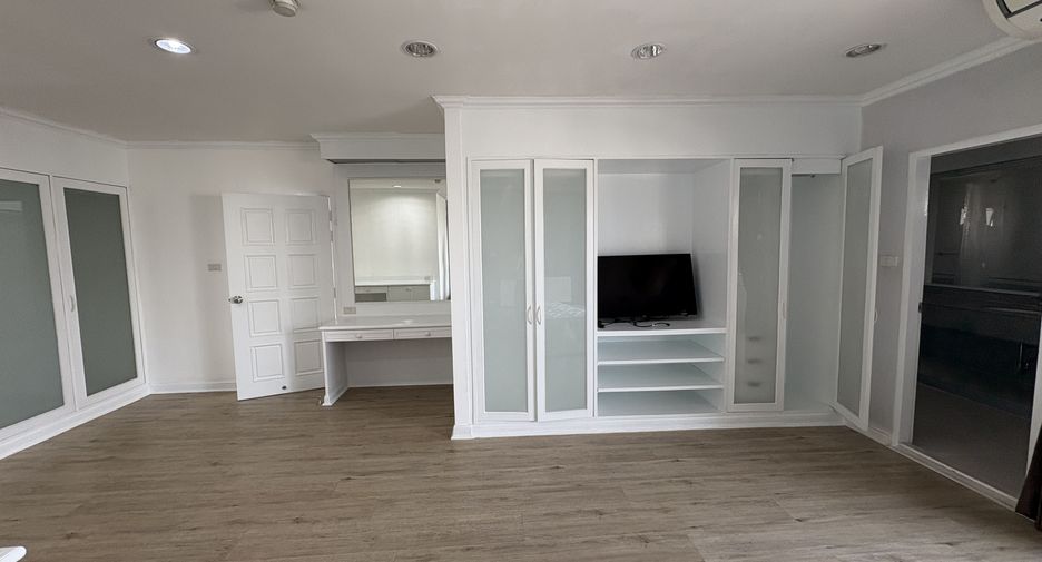 For rent 3 bedrooms condo in Watthana, Bangkok