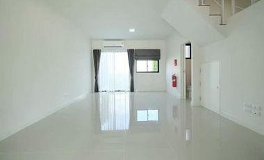 出租 3 卧室 联排别墅 在 Prawet, 曼谷