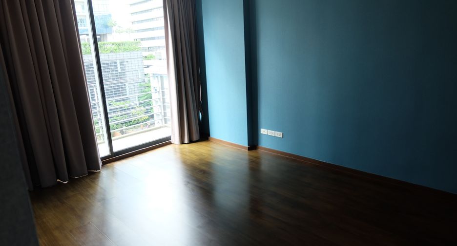 For rent 3 bedrooms condo in Pathum Wan, Bangkok