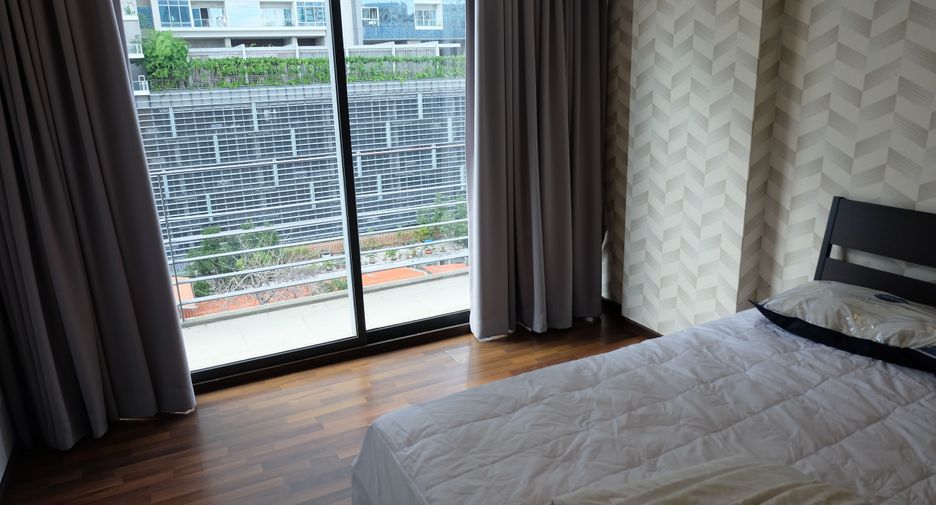 For rent 3 bedrooms condo in Pathum Wan, Bangkok