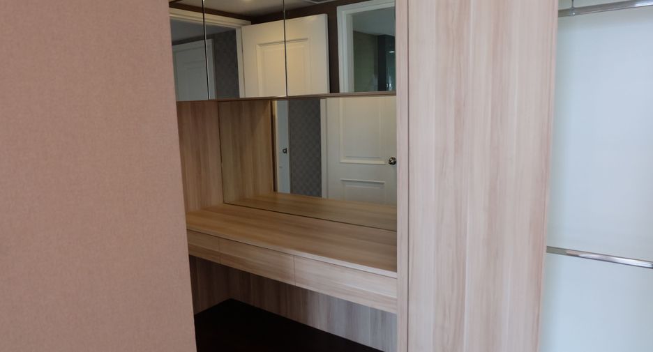 For rent 3 bedrooms condo in Pathum Wan, Bangkok