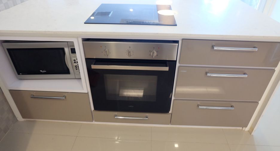 For rent 3 bedrooms condo in Pathum Wan, Bangkok