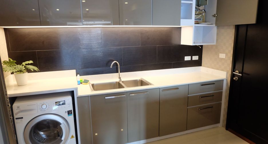 For rent 3 bedrooms condo in Pathum Wan, Bangkok