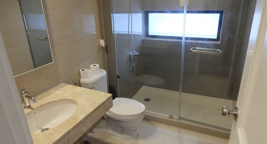 For rent 3 bedrooms condo in Pathum Wan, Bangkok