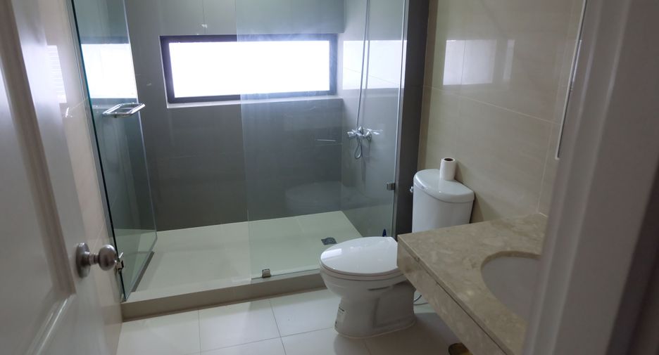 For rent 3 bedrooms condo in Pathum Wan, Bangkok