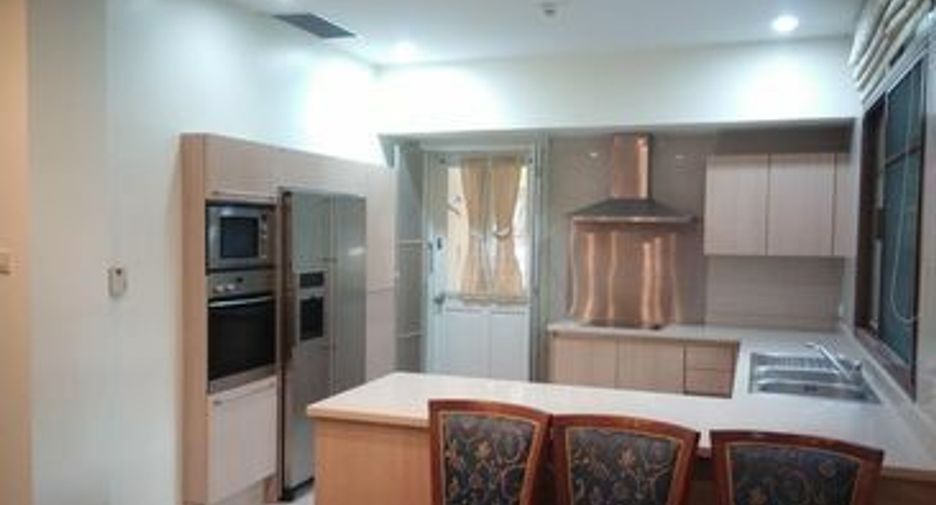 Haus zur Miete mit 4 Zimmer in Watthana, Bangkok