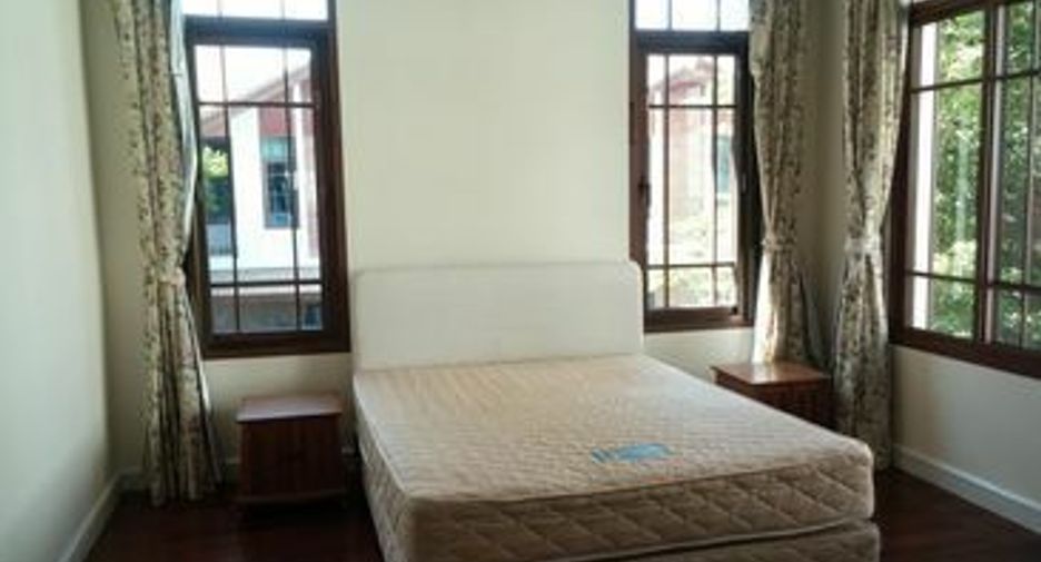 Haus zur Miete mit 4 Zimmer in Watthana, Bangkok