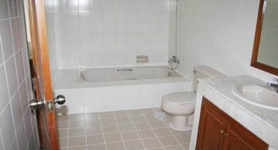 For rent 4 bedrooms condo in Watthana, Bangkok