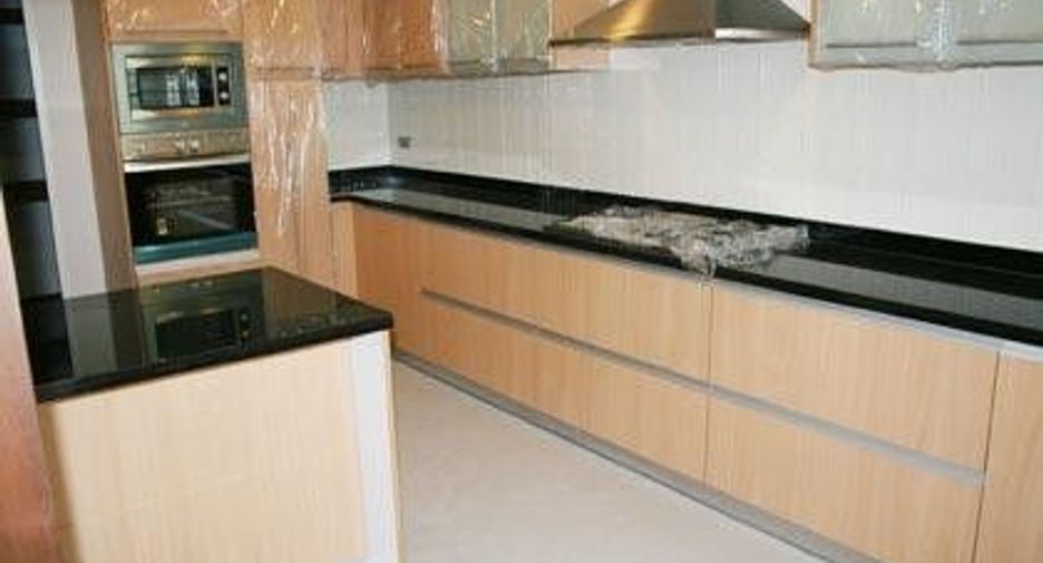 For rent 4 bedrooms condo in Watthana, Bangkok