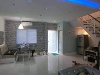 Casa adosada en venta de 3 habitaciones en Bang Bo, Samut Prakan