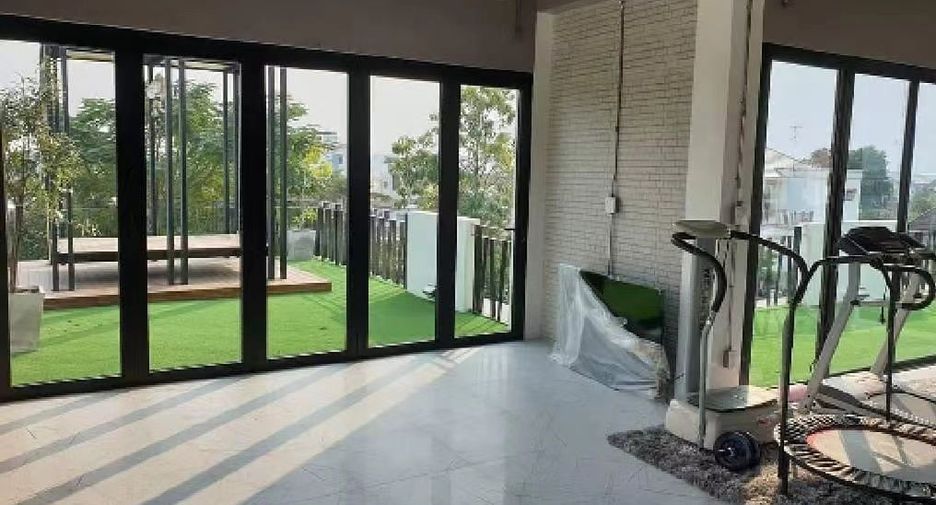 À vendre 4 chambres maison à Lat Phrao, Bangkok