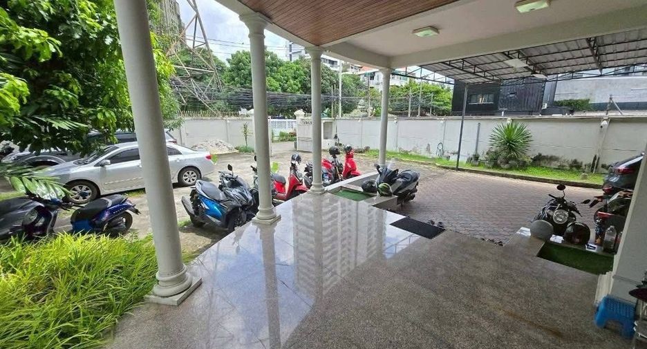 For rent 5 bedrooms house in Chatuchak, Bangkok