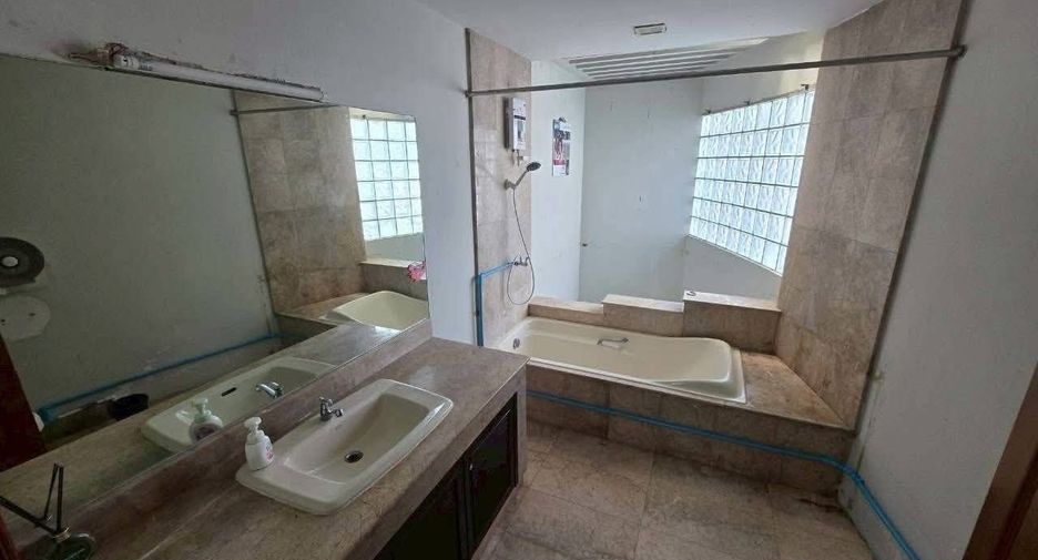 For rent 5 bedrooms house in Chatuchak, Bangkok