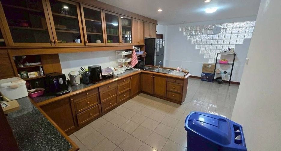 For rent 5 bedrooms house in Chatuchak, Bangkok