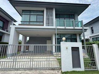 Casa en alquiler de 3 habitaciones en Bang Kapi, Bangkok