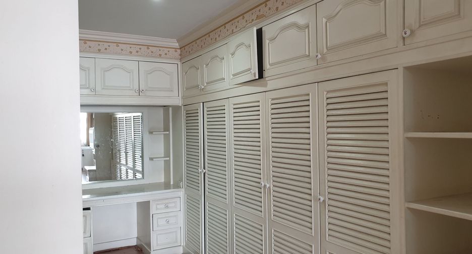 For sale 3 bedrooms condo in Watthana, Bangkok