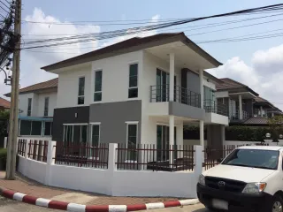À louer 3 chambres maison à Phra Pradaeng, Samut Prakan